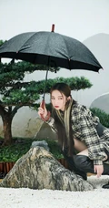 孟美岐气场十足高冷写真，格纹连衣短裙加长筒黑靴，又酷又飒