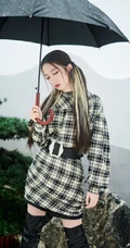 孟美岐气场十足高冷写真，格纹连衣短裙加长筒黑靴，又酷又飒
