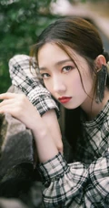 孟美岐气场十足高冷写真，格纹连衣短裙加长筒黑靴，又酷又飒