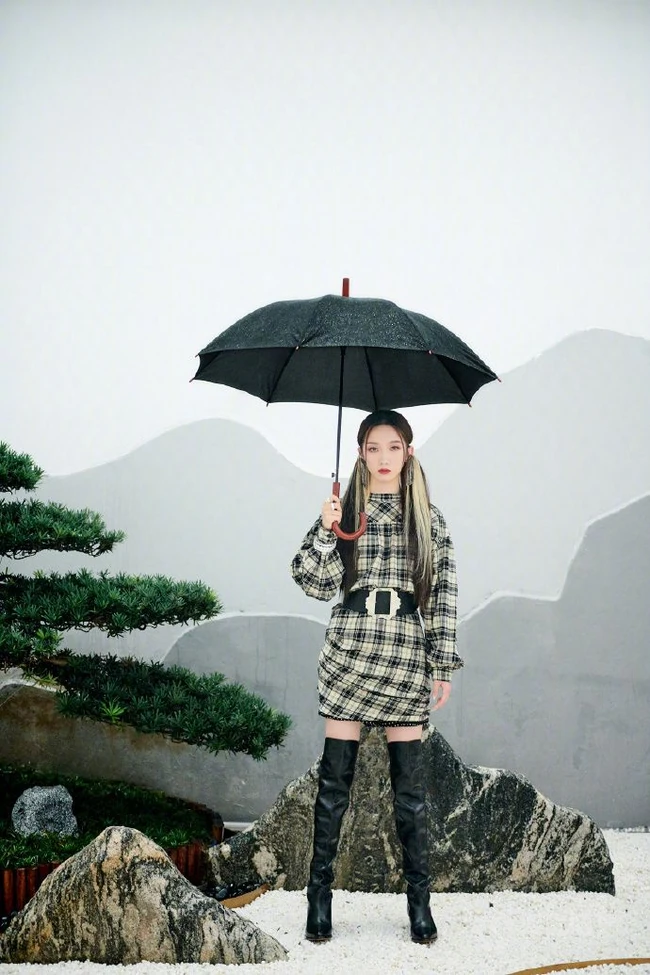 孟美岐气场十足高冷写真，格纹连衣短裙加长筒黑靴，又酷又飒