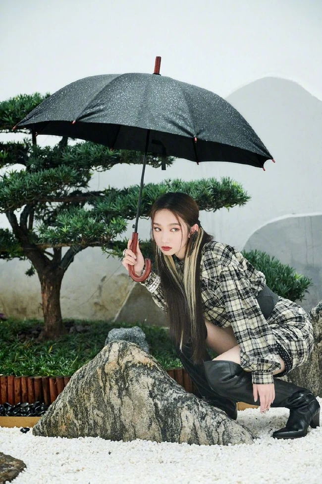 孟美岐气场十足高冷写真，格纹连衣短裙加长筒黑靴，又酷又飒