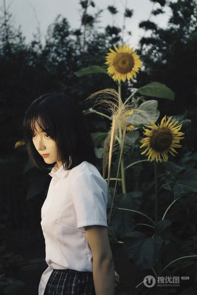 90后女演员卜冠今学生制服短裙户外唯美复古写真美照