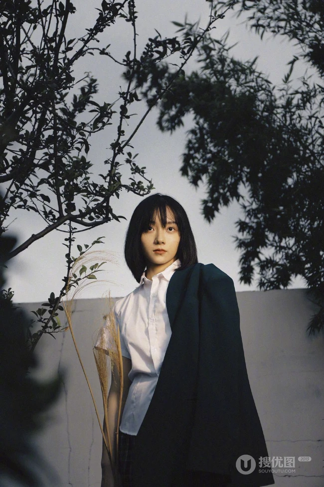 90后女演员卜冠今学生制服短裙户外唯美复古写真美照