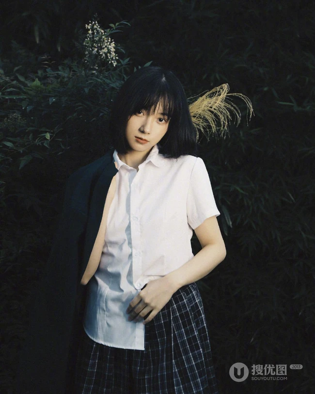 90后女演员卜冠今学生制服短裙户外唯美复古写真美照