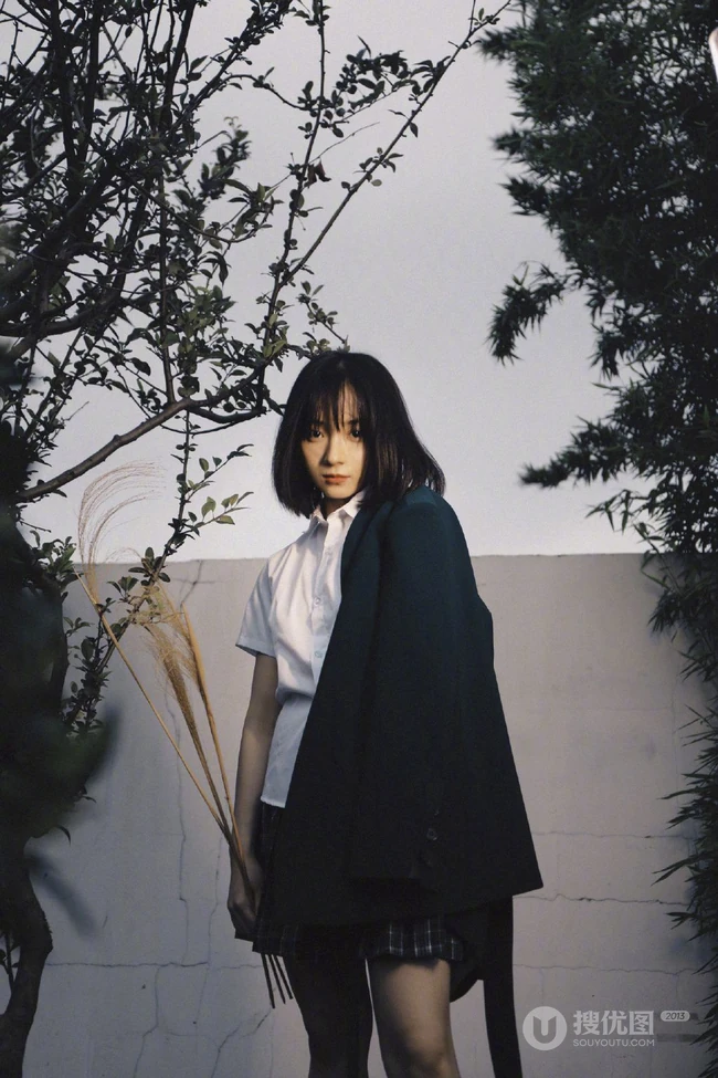 90后女演员卜冠今学生制服短裙户外唯美复古写真美照