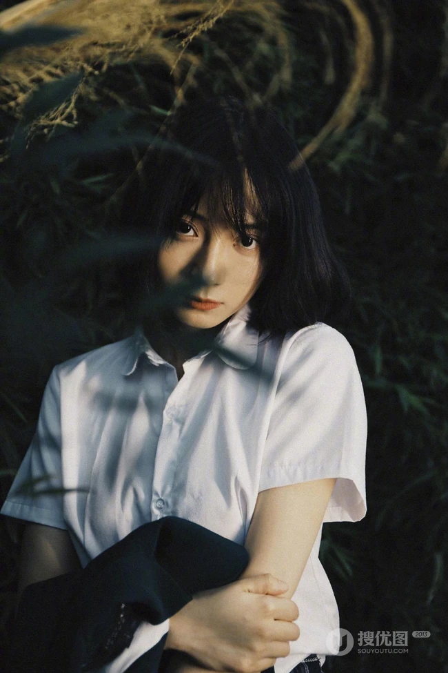 90后女演员卜冠今学生制服短裙户外唯美复古写真美照