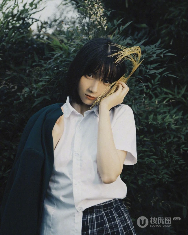 90后女演员卜冠今学生制服短裙户外唯美复古写真美照