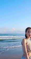 李斯羽针织小背心搭配牛仔长裤，大秀纤细线条海边写真美照