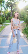 李斯羽针织小背心搭配牛仔长裤，大秀纤细线条海边写真美照