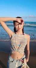 李斯羽针织小背心搭配牛仔长裤，大秀纤细线条海边写真美照