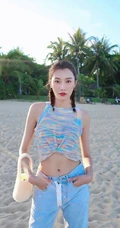 李斯羽针织小背心搭配牛仔长裤，大秀纤细线条海边写真美照