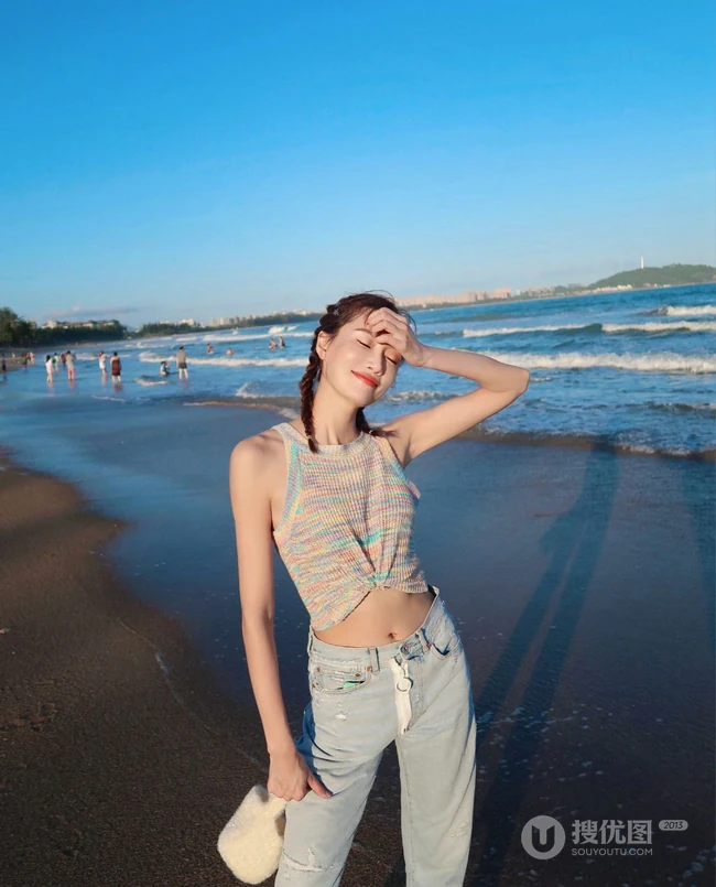李斯羽针织小背心搭配牛仔长裤，大秀纤细线条海边写真美照