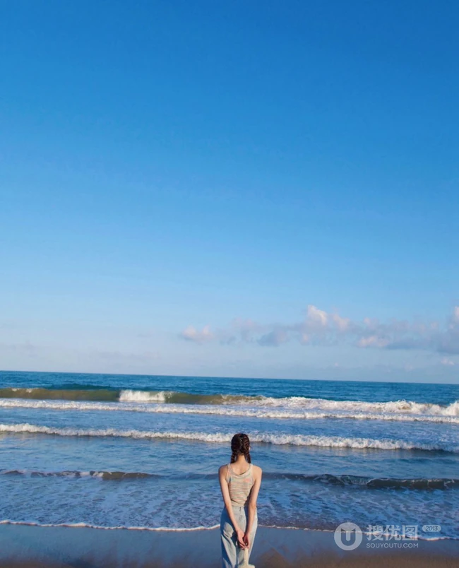 李斯羽针织小背心搭配牛仔长裤，大秀纤细线条海边写真美照