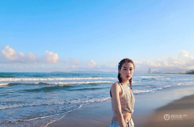 李斯羽针织小背心搭配牛仔长裤，大秀纤细线条海边写真美照