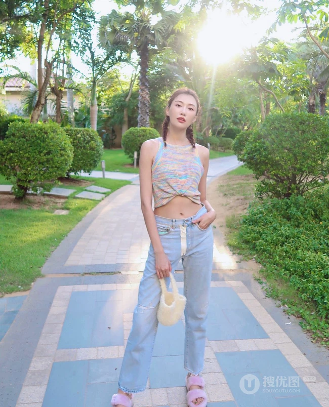李斯羽针织小背心搭配牛仔长裤，大秀纤细线条海边写真美照