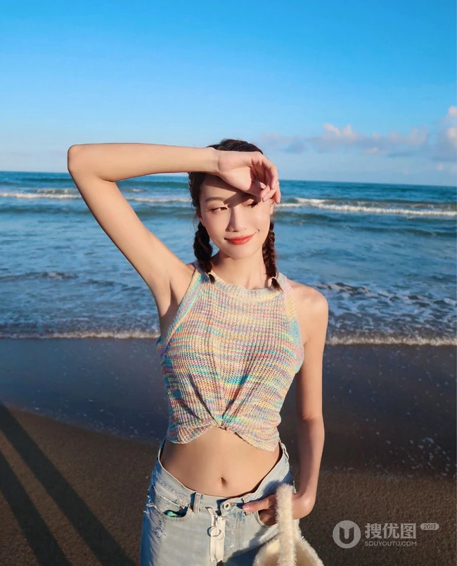 李斯羽针织小背心搭配牛仔长裤，大秀纤细线条海边写真美照