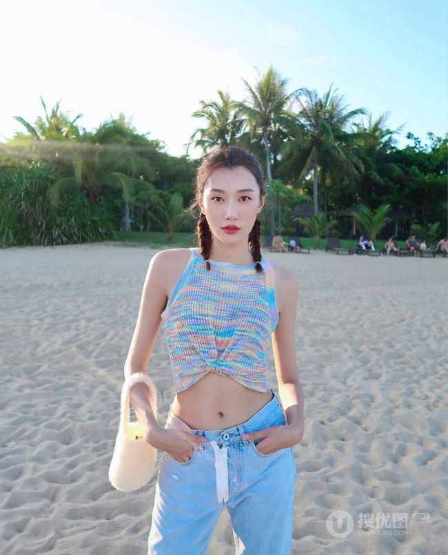 李斯羽针织小背心搭配牛仔长裤，大秀纤细线条海边写真美照