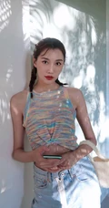 李斯羽针织小背心搭配牛仔长裤，大秀纤细线条海边写真美照