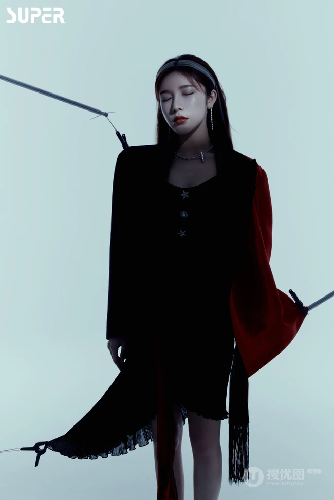 戴燕妮时尚，气质，潮流，酷感十足多套服饰着身，尽显苗条完美匀称身形写真