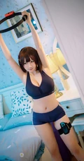 三次元，胸大的女生是本末末，气质紧身运动衣，短裙居家健身摄影写真