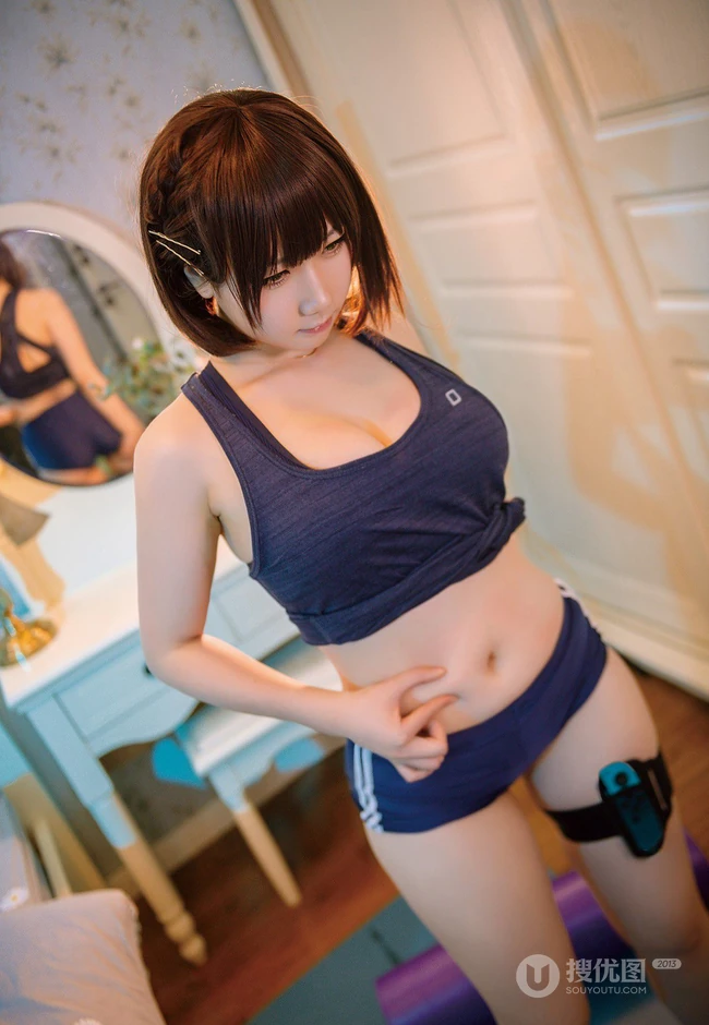三次元，胸大的女生是本末末，气质紧身运动衣，短裙居家健身摄影写真