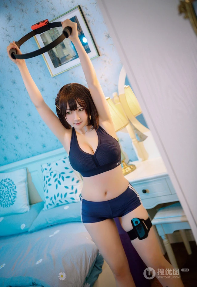 三次元，胸大的女生是本末末，气质紧身运动衣，短裙居家健身摄影写真