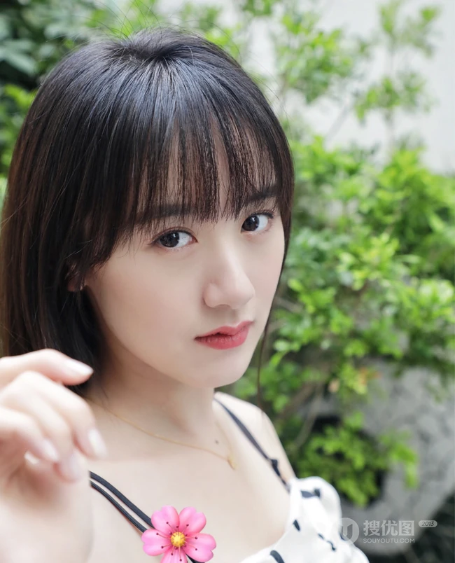 袁冰妍清新可人街拍写真，波点上衣搭配牛仔长裤，笑容动人