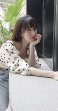 袁冰妍清新可人街拍写真，波点上衣搭配牛仔长裤，笑容动人
