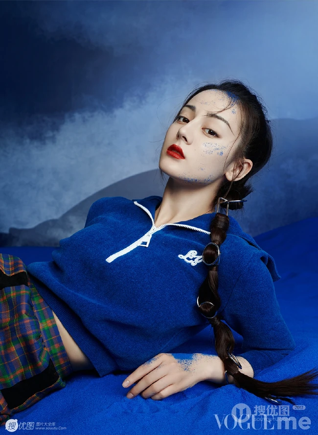 迪丽热巴个性非主流时装着身登杂志写真美照图集