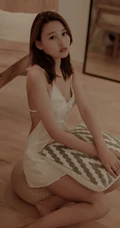 孤独的女人图片，气质V领肩带睡裙女生唯美伤感孤单居家写真美照