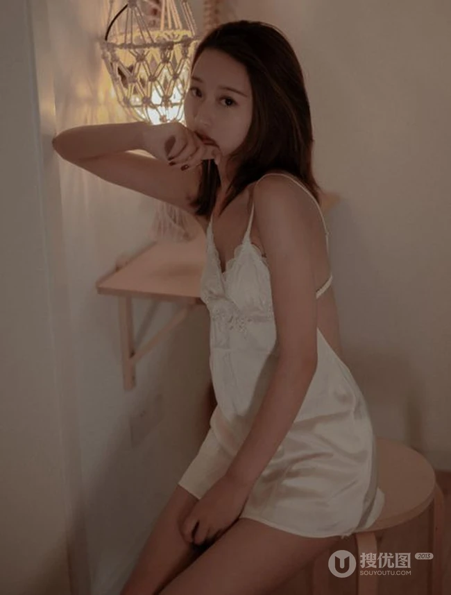 孤独的女人图片，气质V领肩带睡裙女生唯美伤感孤单居家写真美照