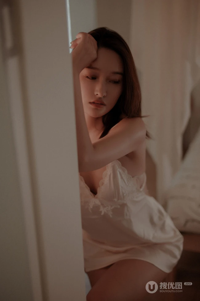 孤独的女人图片，气质V领肩带睡裙女生唯美伤感孤单居家写真美照