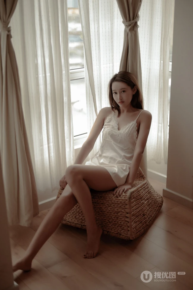 孤独的女人图片，气质V领肩带睡裙女生唯美伤感孤单居家写真美照