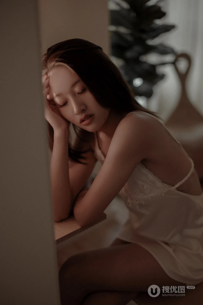 孤独的女人图片，气质V领肩带睡裙女生唯美伤感孤单居家写真美照