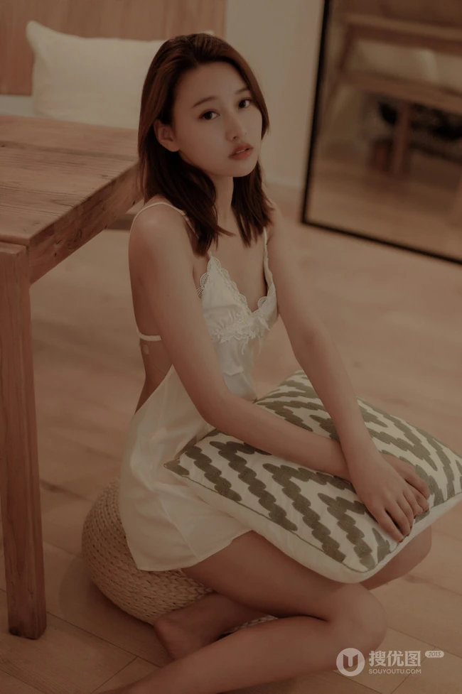 孤独的女人图片，气质V领肩带睡裙女生唯美伤感孤单居家写真美照