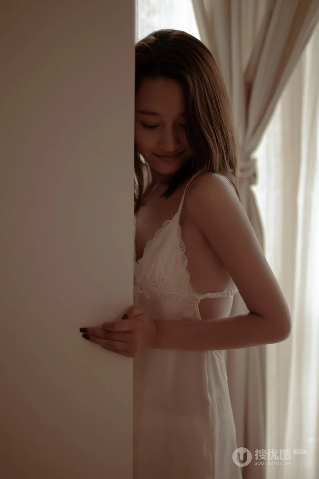 孤独的女人图片，气质V领肩带睡裙女生唯美伤感孤单居家写真美照