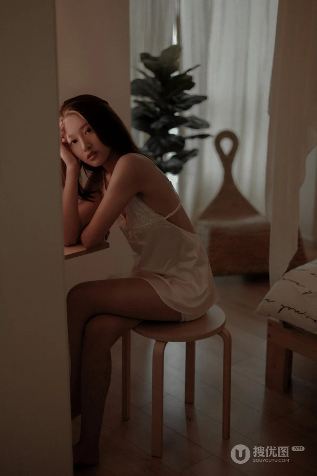 孤独的女人图片，气质V领肩带睡裙女生唯美伤感孤单居家写真美照