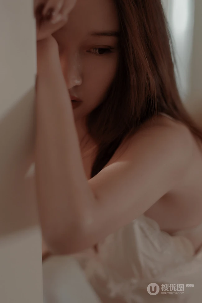 孤独的女人图片，气质V领肩带睡裙女生唯美伤感孤单居家写真美照