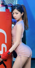 拳击台上的气质单马尾发型女生，身着紧身运动衣短裤，尽显挺翘线条