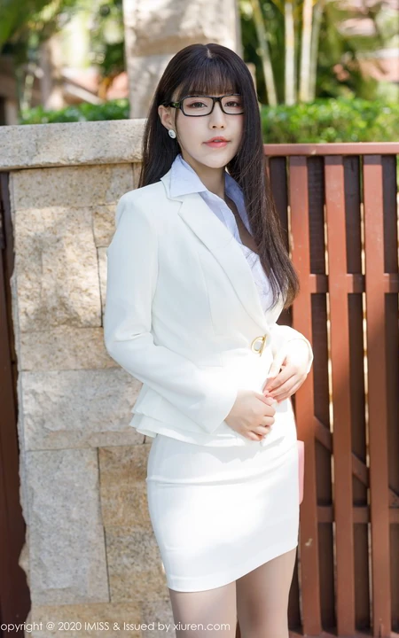 气质全白紧身包臀裙制服OL女生小秘书朱可儿Flower街拍，室内写真套图