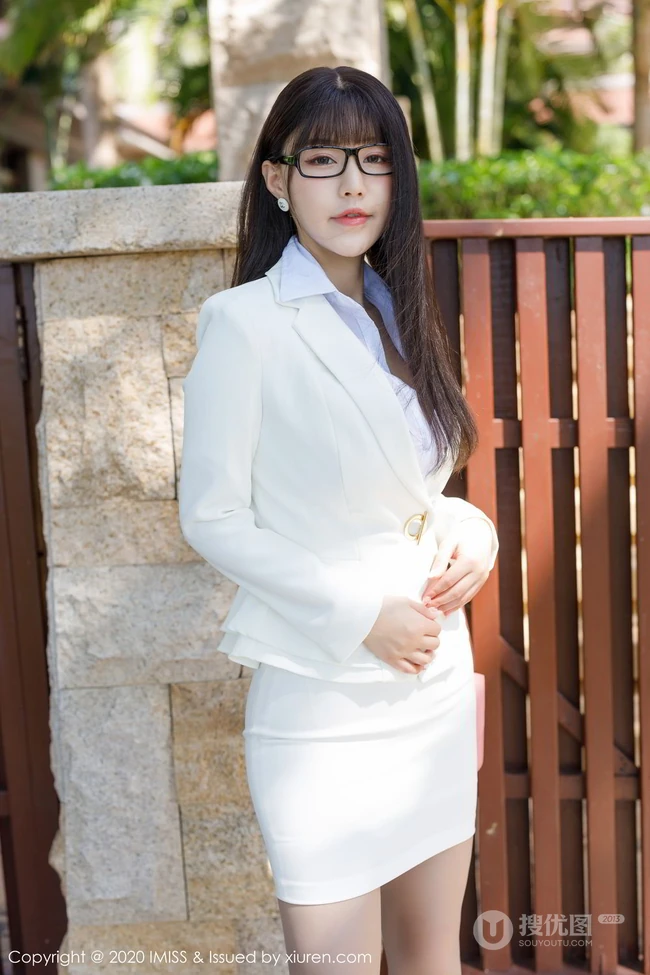 气质全白紧身包臀裙制服OL女生小秘书朱可儿Flower街拍，室内写真套图