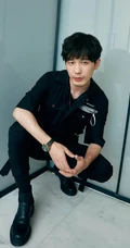 有胡渣的白宇更显男人魅力，陕西帅哥明星白宇酷黑工装写真图片