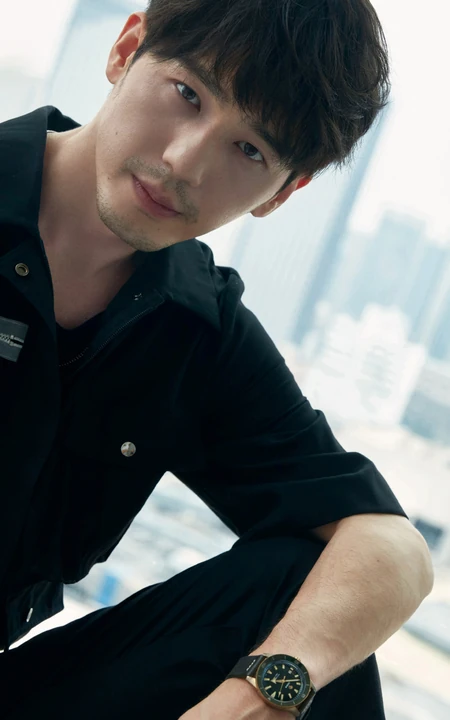 有胡渣的白宇更显男人魅力，陕西帅哥明星白宇酷黑工装写真图片