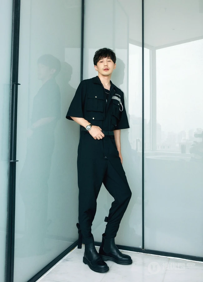 有胡渣的白宇更显男人魅力，陕西帅哥明星白宇酷黑工装写真图片