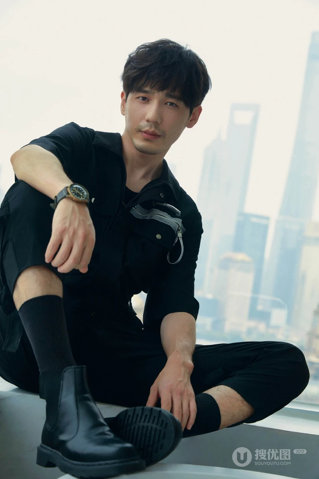 有胡渣的白宇更显男人魅力，陕西帅哥明星白宇酷黑工装写真图片