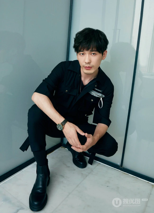 有胡渣的白宇更显男人魅力，陕西帅哥明星白宇酷黑工装写真图片