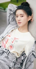 赵露思清爽丸子头造型街拍写真，搭配牛仔服牛仔裤套装，元气十足