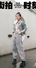 赵露思清爽丸子头造型街拍写真，搭配牛仔服牛仔裤套装，元气十足