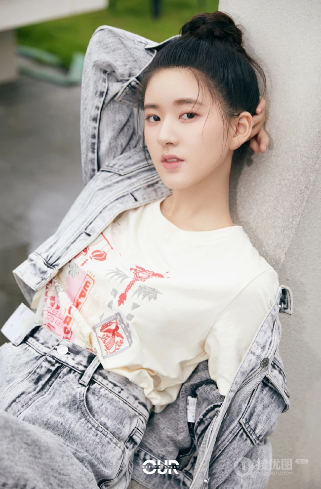 赵露思清爽丸子头造型街拍写真，搭配牛仔服牛仔裤套装，元气十足
