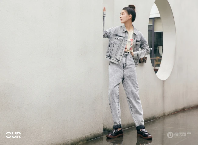 赵露思清爽丸子头造型街拍写真，搭配牛仔服牛仔裤套装，元气十足